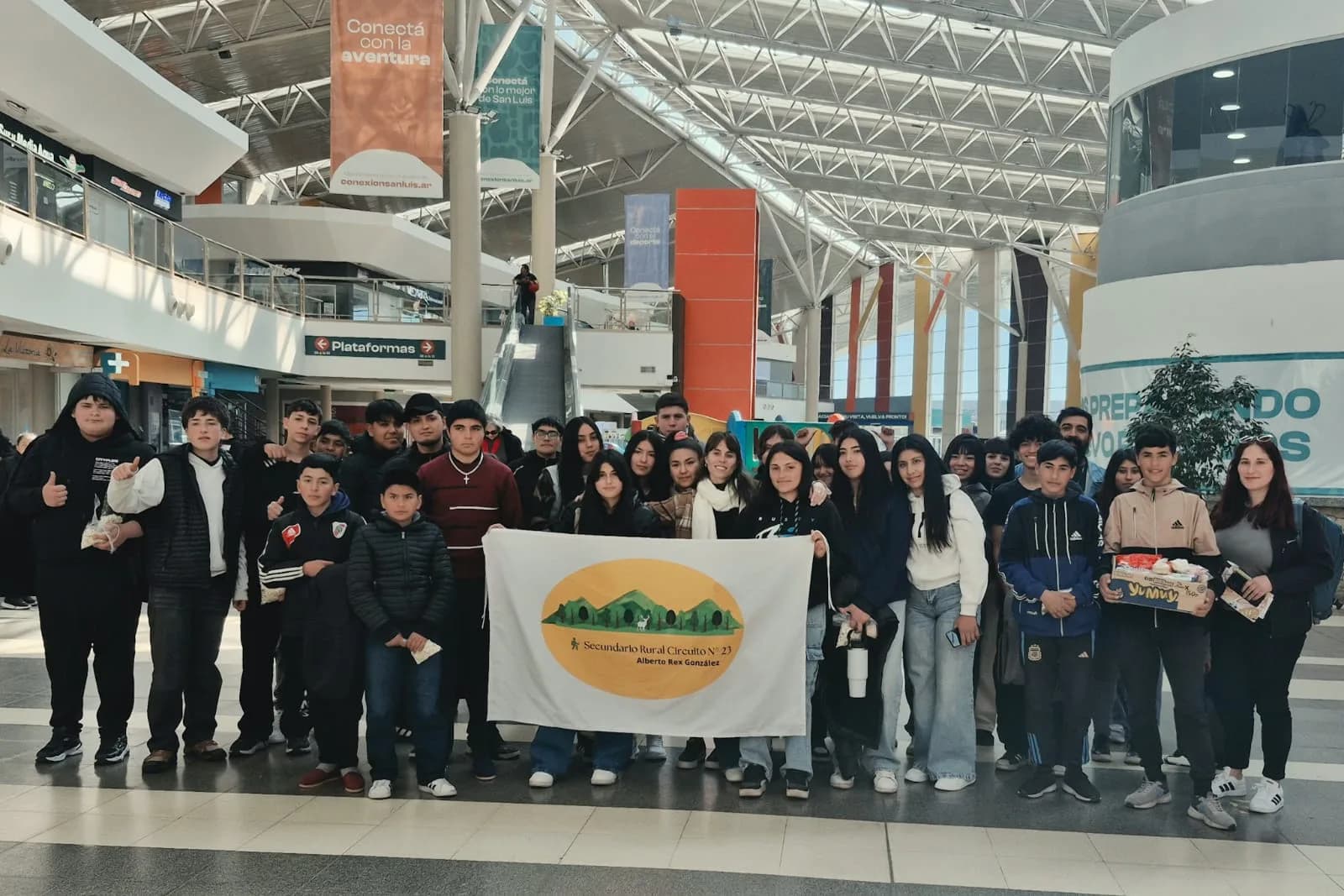 Estudiantes de escuelas rurales de parajes vivieron una jornada de cine, recreación y encuentro
