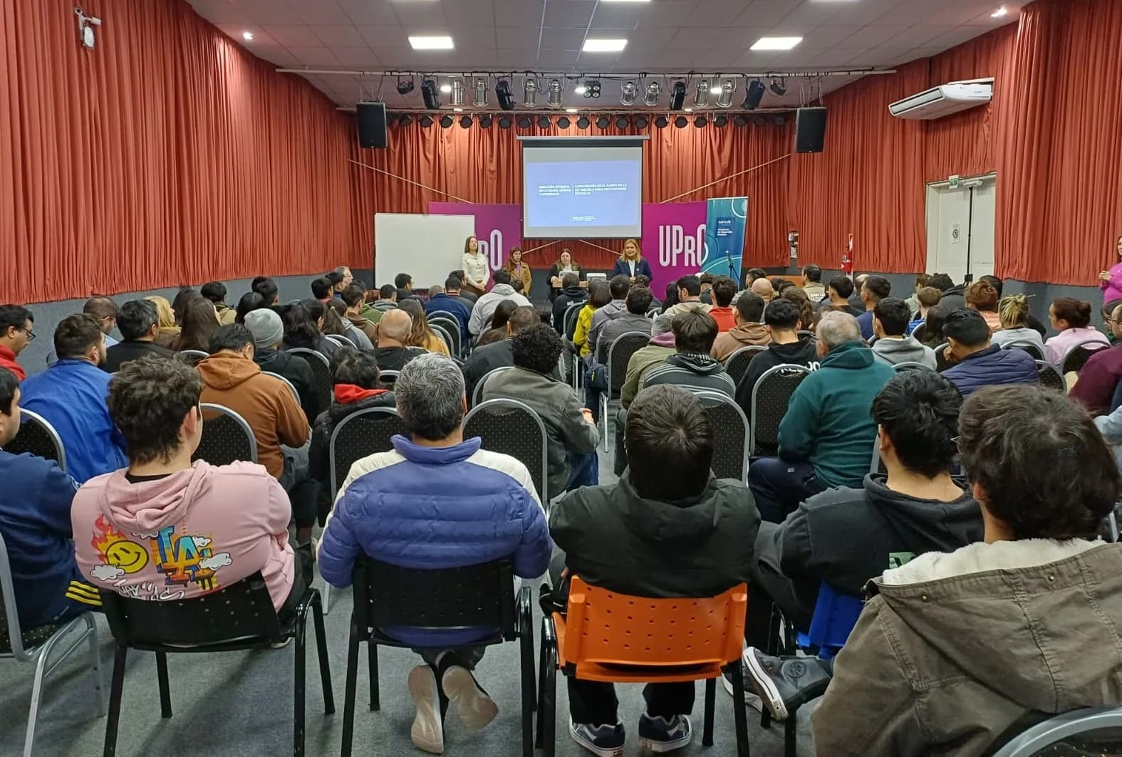 Personal y estudiantes de la UPrO fueron capacitados por la dirección de Mujer, Género y Diversidad