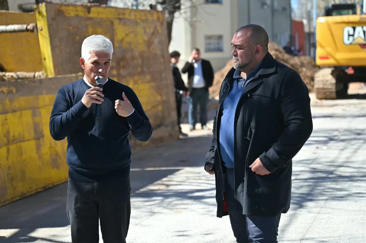 El Gobernador visitó el avance de una obra de recambio de la red de cloacas en Villa Mercedes