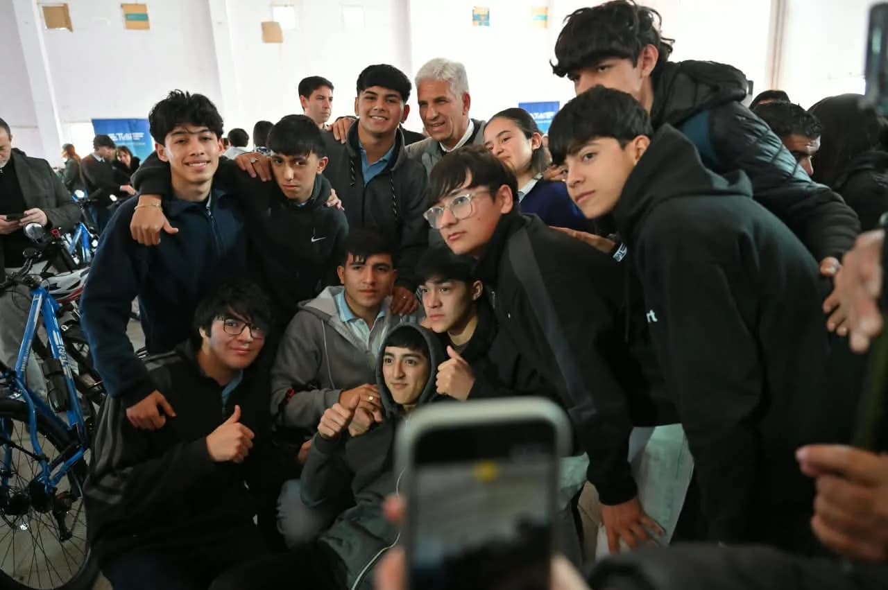 Poggi entregó 83 bicicletas a alumnos de Villa Mercedes y anunció obras para ampliar dos escuelas