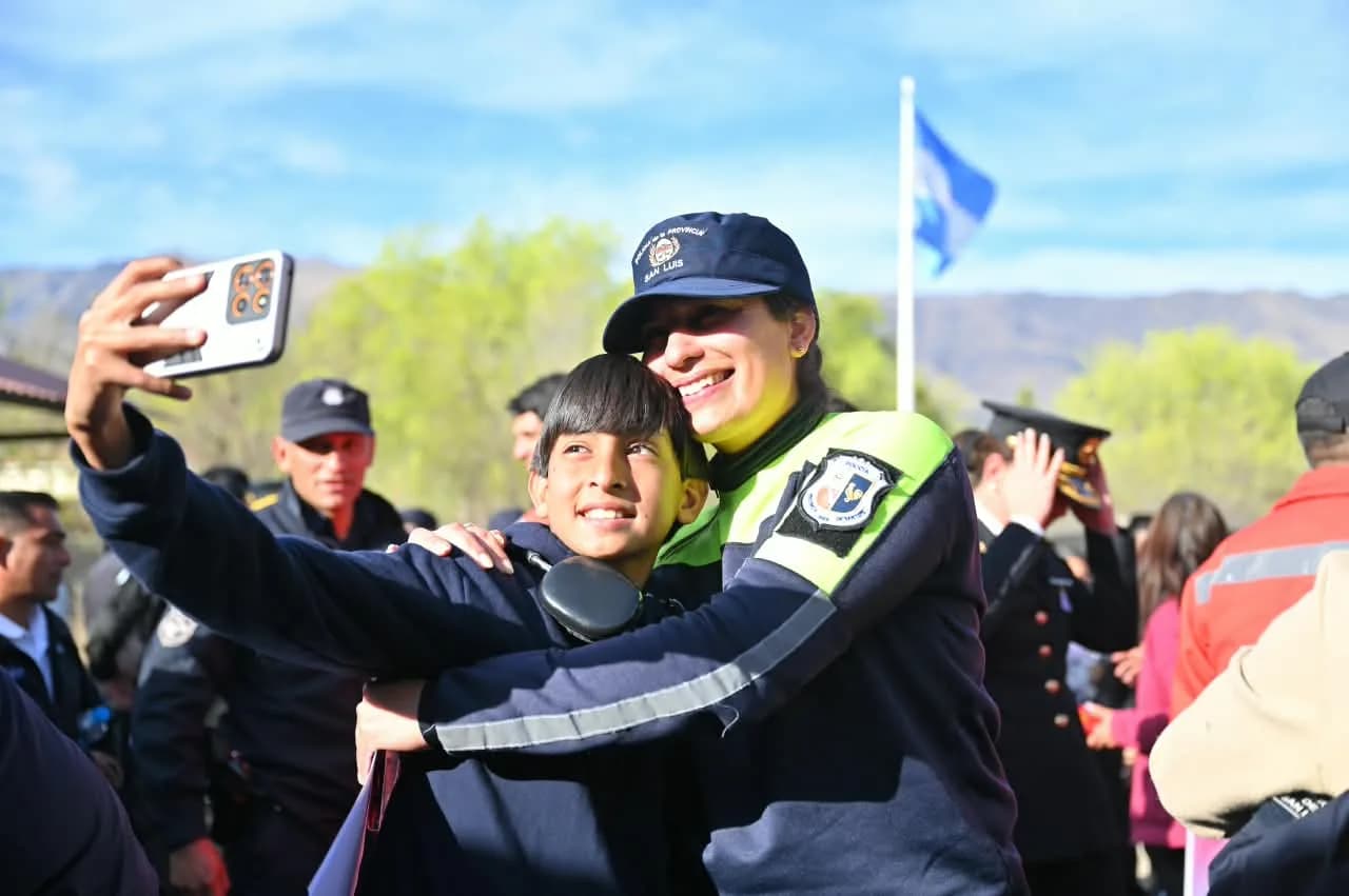 El Gobernador entregó decretos e insignias de ascenso a personal policial