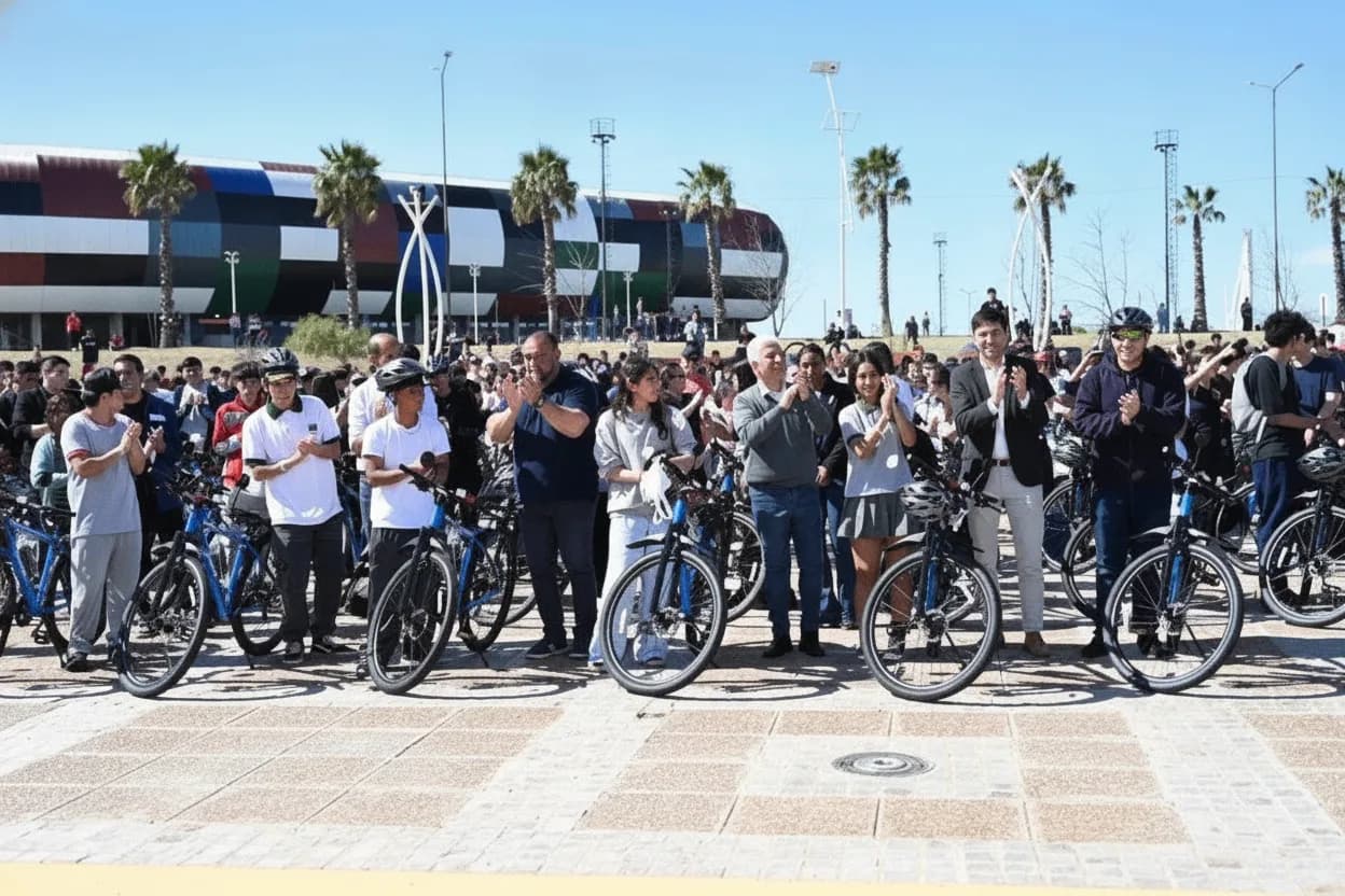 La entrega de bicicletas tuvo lugar en La Pedrera, esta tarde.