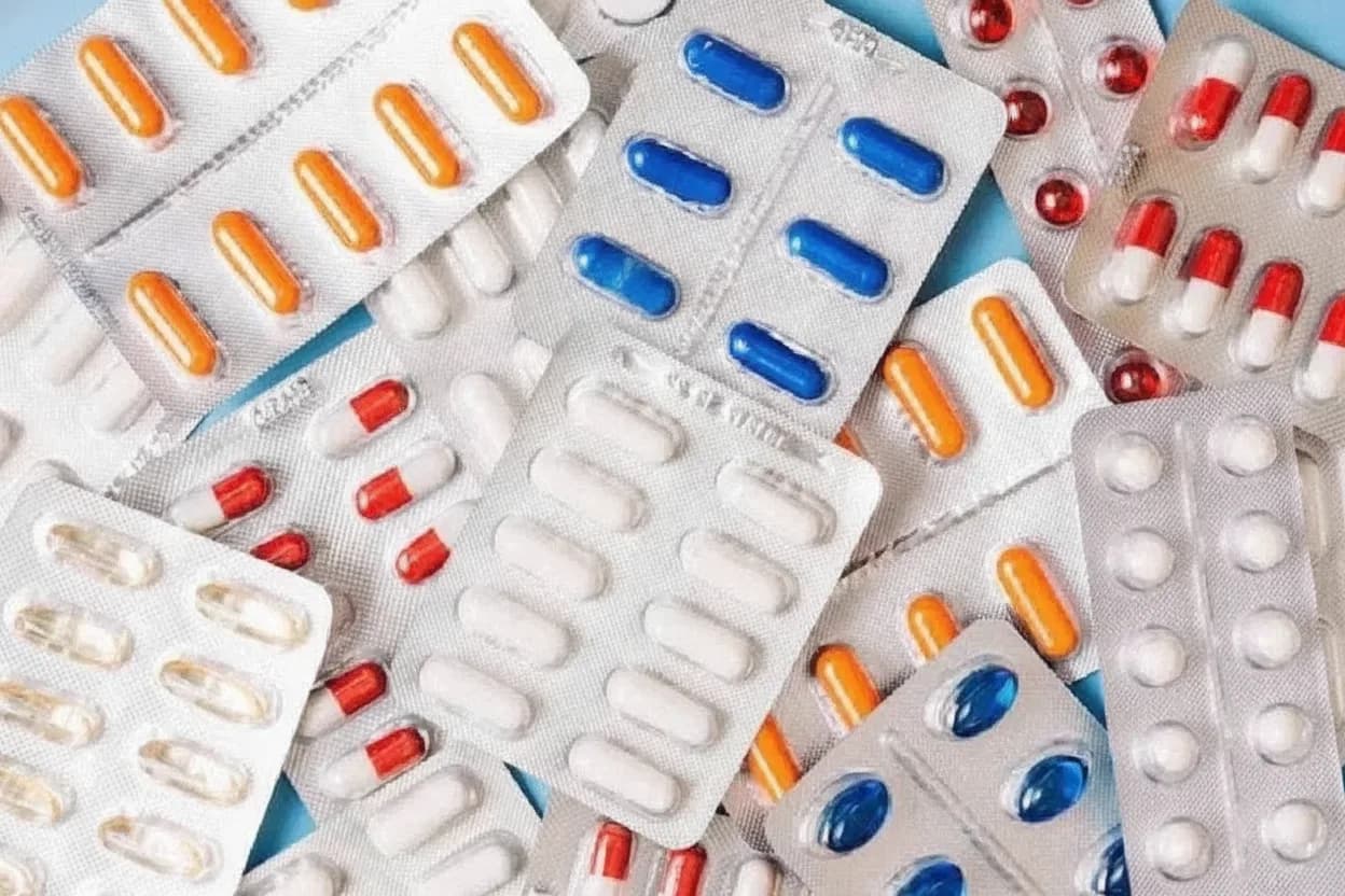Dieron de baja 25 firmas de medicamentos por irregularidades en sus registros.