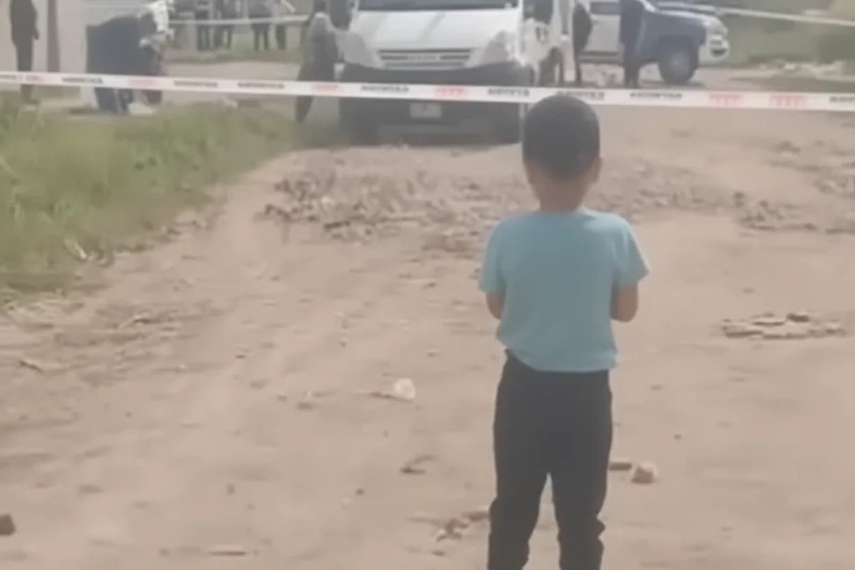 Operarios cavaban para instalar postes de luz en Merlo y encontraron un bebé muerto dentro de una bolsa.