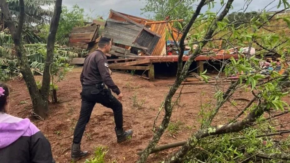 Un muerto en Misiones por un posible tornado que destrozó varias casas.