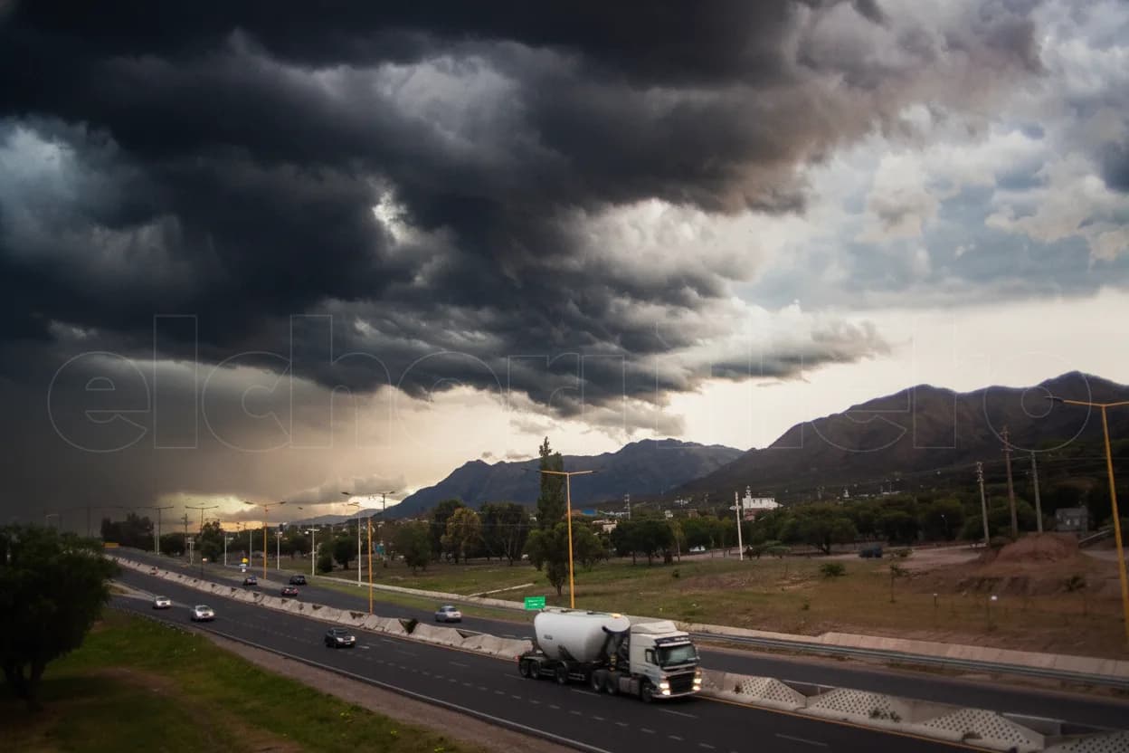 La semana comienza con alerta por tormentas y descenso de temperatura.
