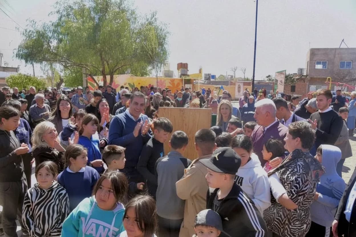 Junto a Poggi, el intendente Hissa inauguró la renovada plaza Virgen de Guadalupe del barrio Rawson.
