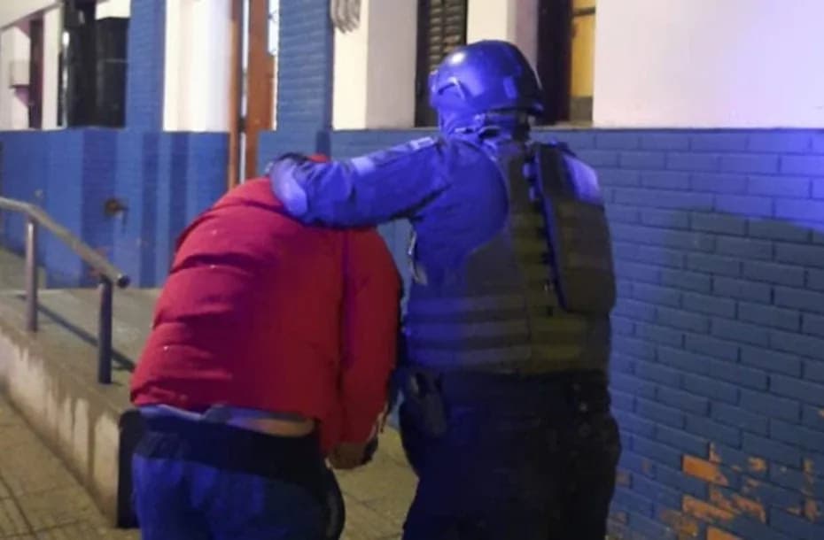 Integraba una organización narco, tenía 2400 dosis de droga y dos armas de fuego: fue detenido en Córdoba.