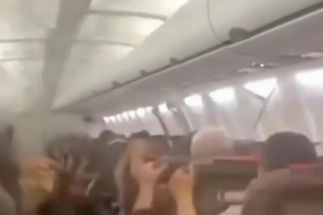 Terror en un avión en Irán: se desprendió parte del techo y aterrizó de emergencia.