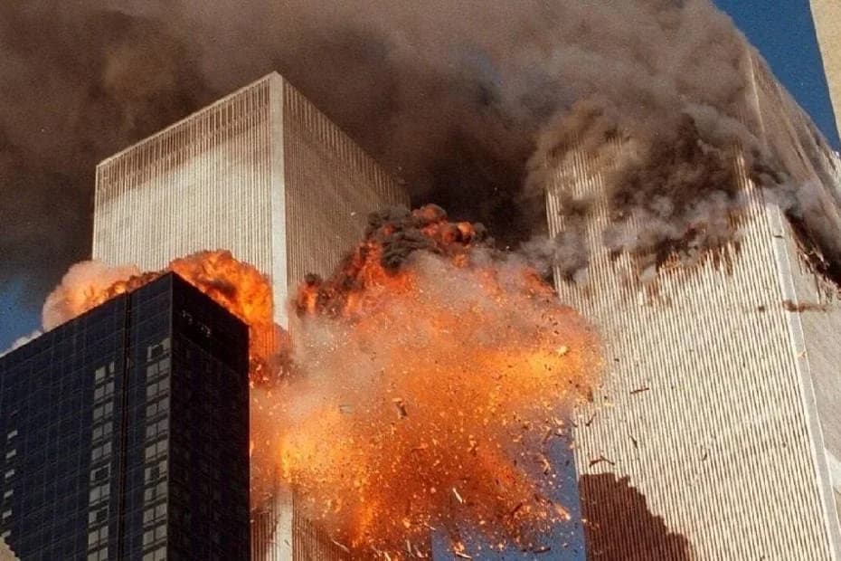 Imagen de portada: Una columna de humo que se eleva desde una de las torres del World Trade Center, mientras llamas y escombros estallan desde la segunda torre en Nueva York, el 11 de septiembre de 2001.