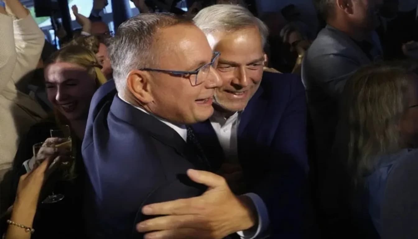 El colíder del partido de ultraderecha Alternativa para Alemania (AfD), Tino Chrupalla, y Leif-Erik Holm, el candidato principal del partido, reaccionan ante los resultados preliminares en Mecklemburgo-Pomerania Occidental.