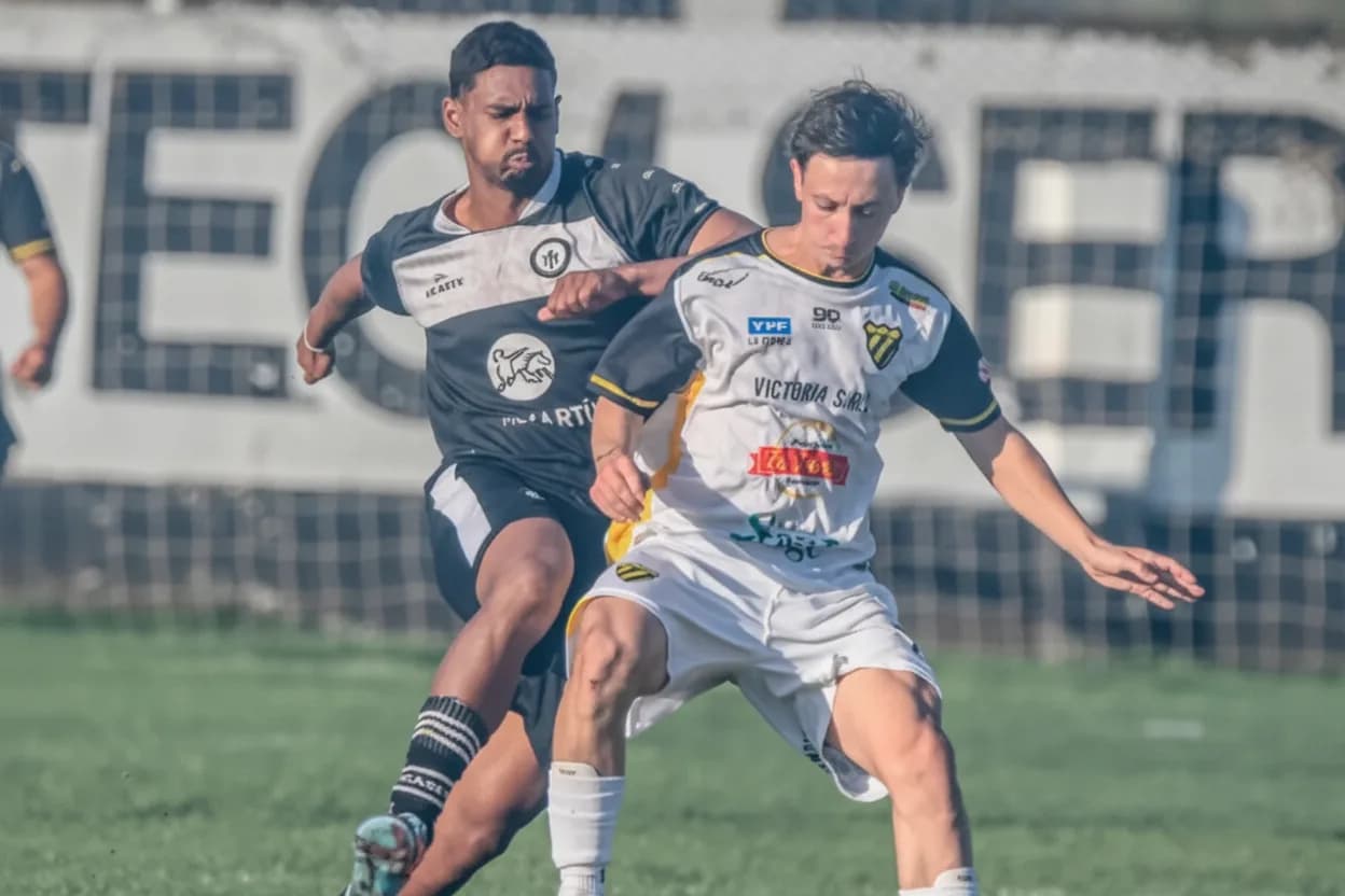 Escena del partido entre Montecaseros y Atlético Palmira.