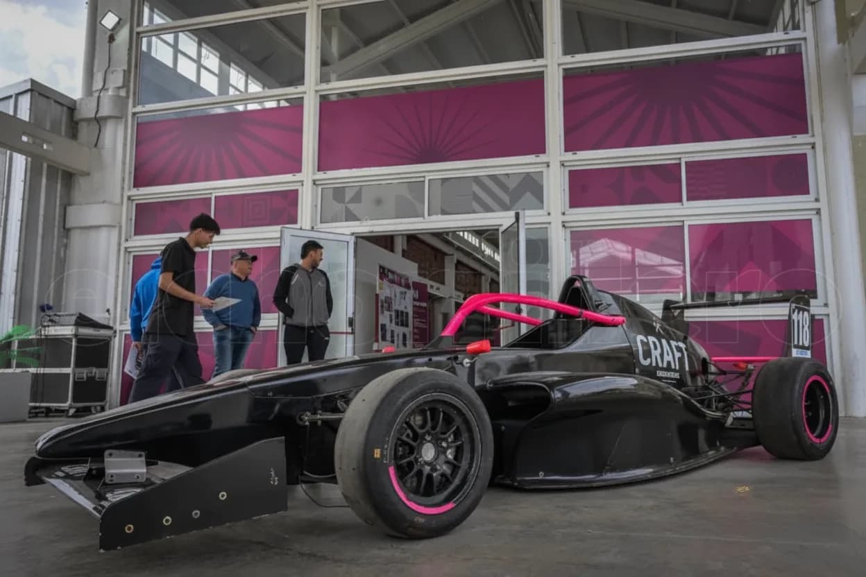 La ACTC acercó el Turismo Carretera a estudiantes de la UPrO y proyecta una formación en mecánica de competición.