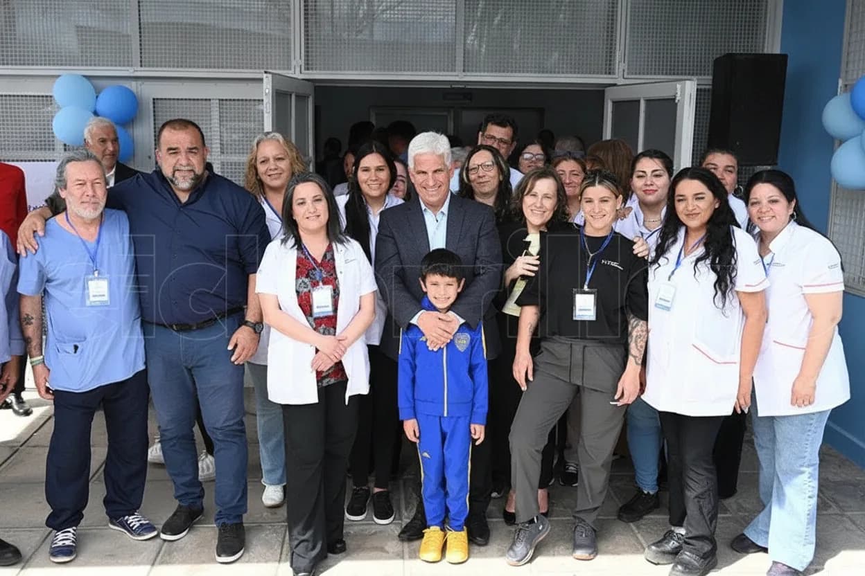 El gobernador Poggi junto al personal del Hospital que fue refaccionado.