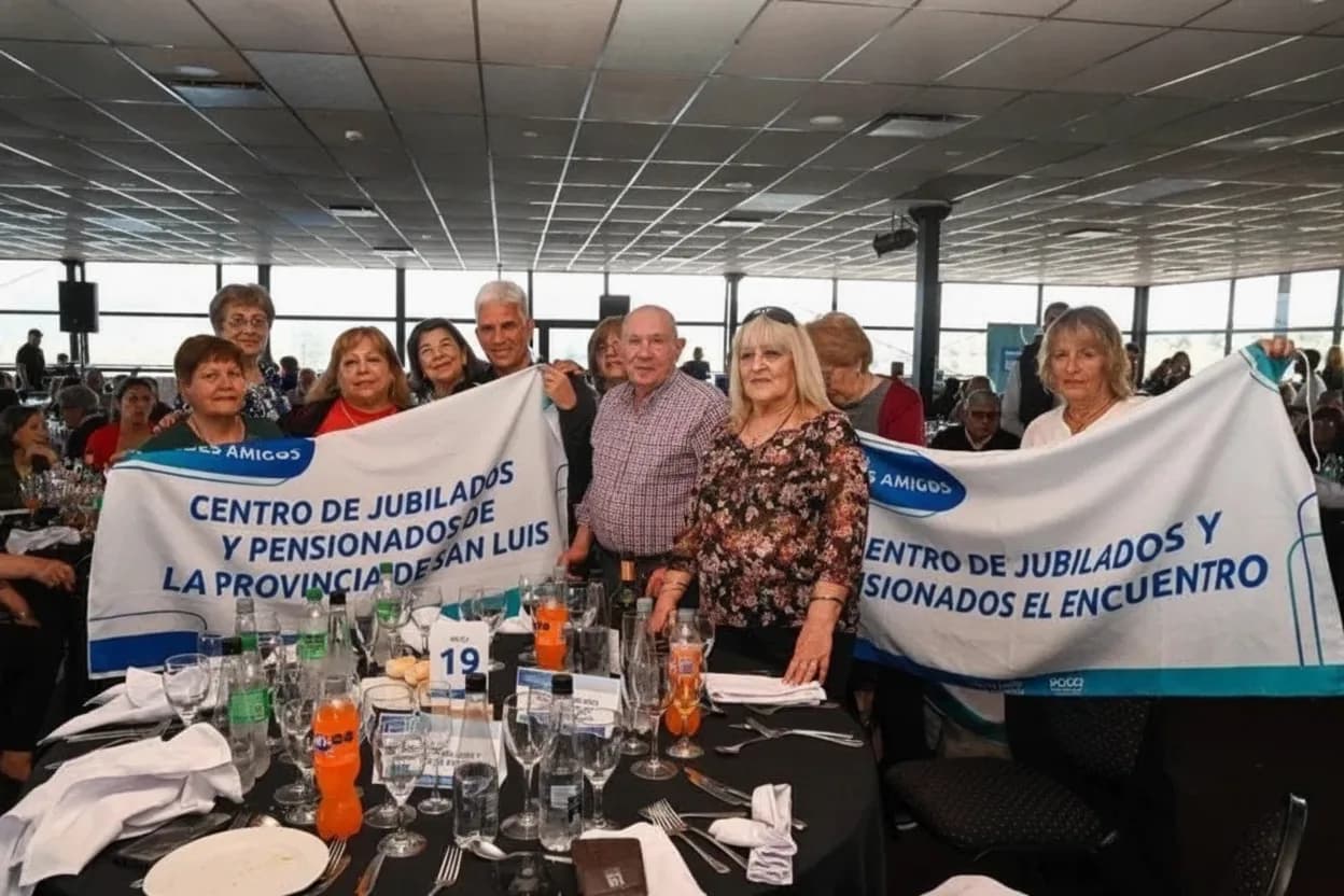 El gobernador Claudio Poggi compartió un almuerzo con adultos mayores de toda la provincia.