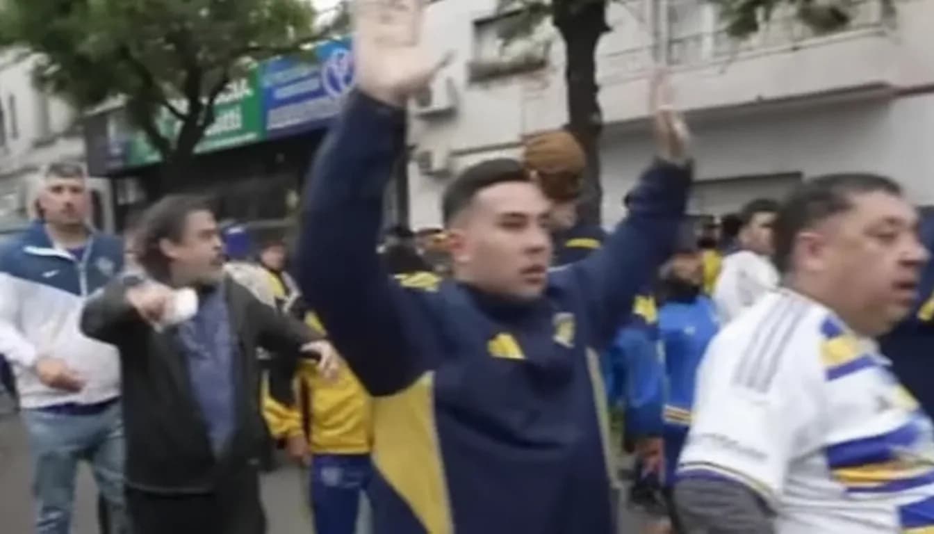 Tensión en Rosario: hay empujones y corridas en el ingreso de los hinchas de Boca.