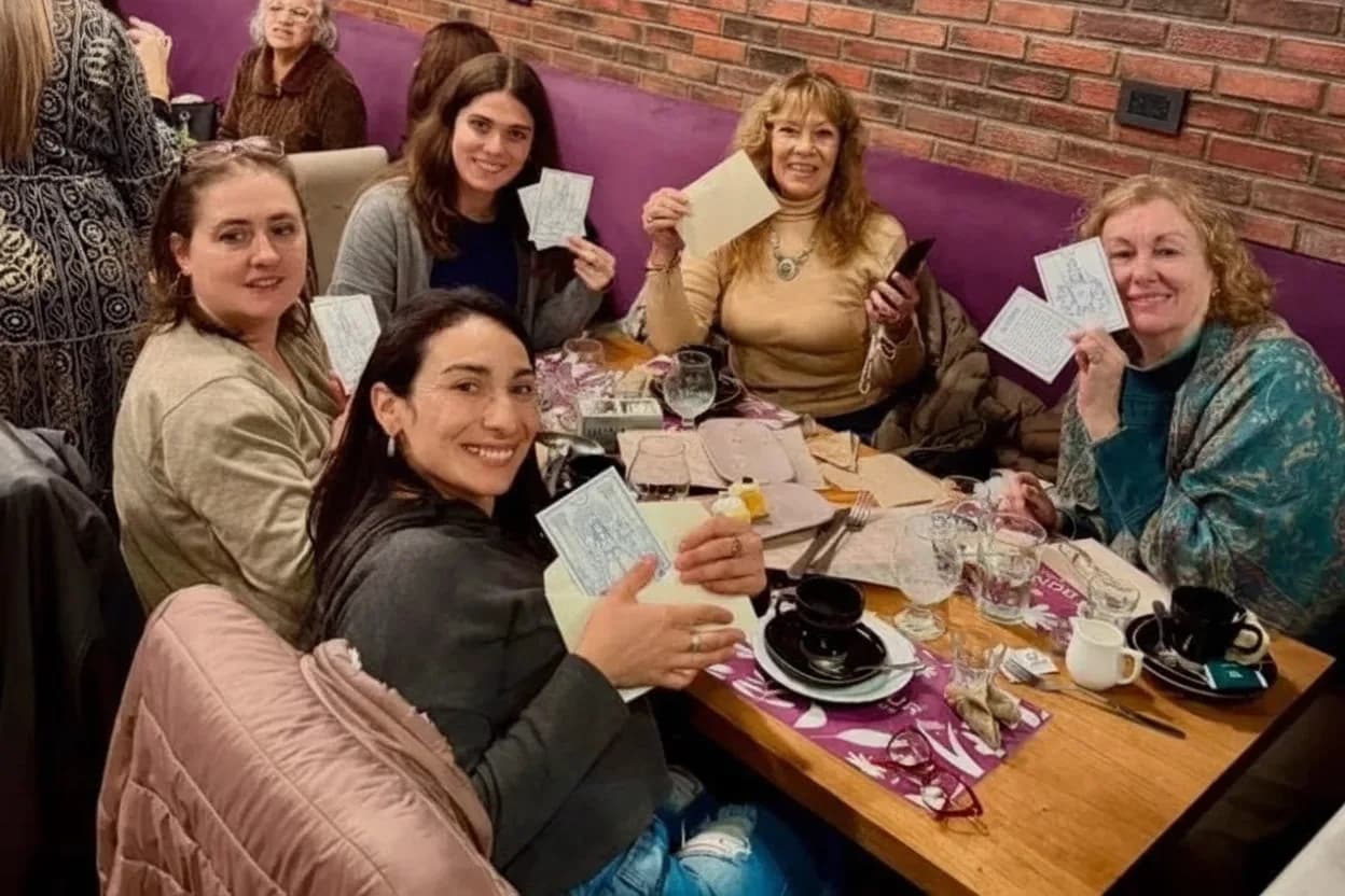 Tarot y café: el nuevo plan entre amigas que se popularizó entre las puntanas