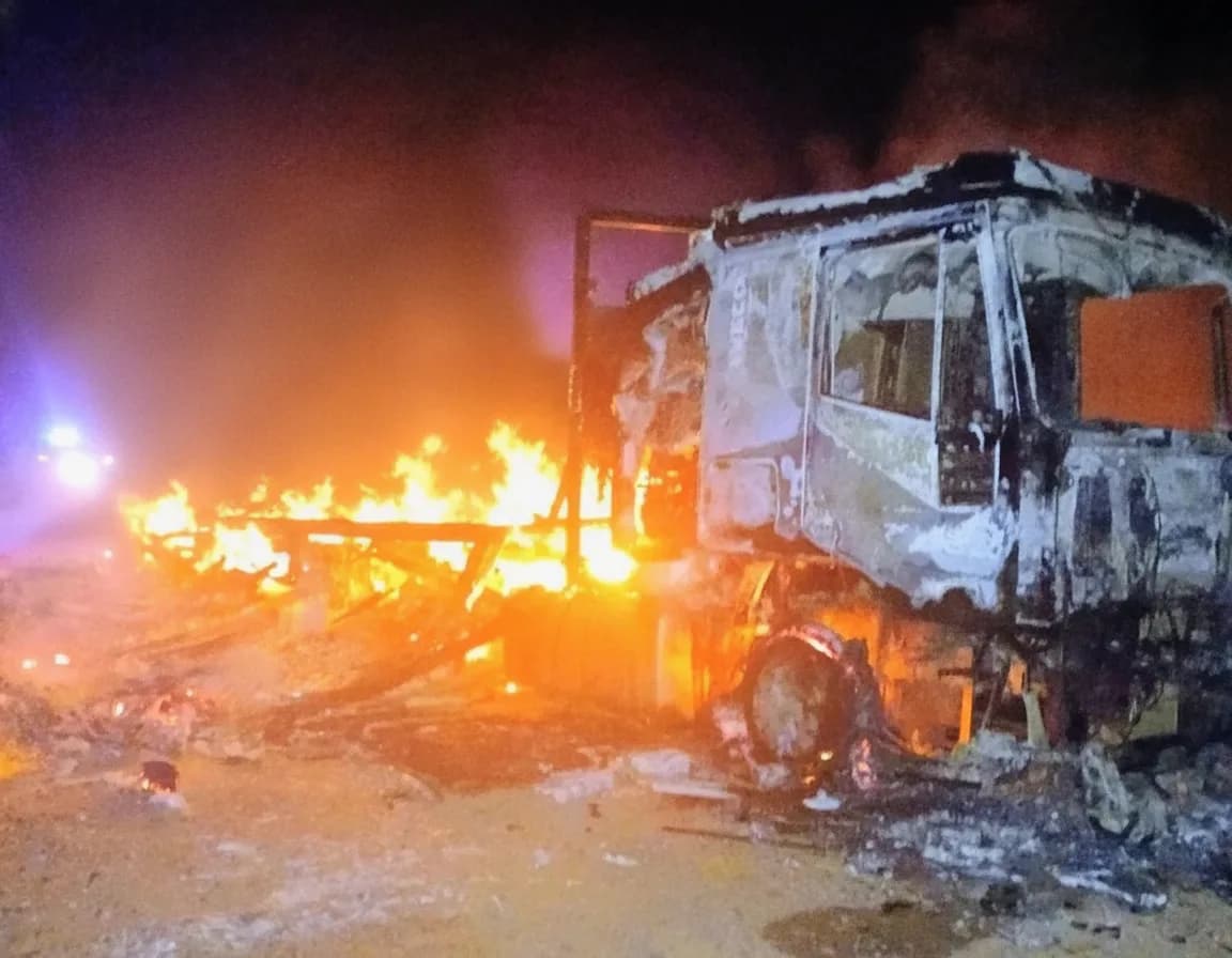 Un camión ardió por completo en la Ruta N°147.