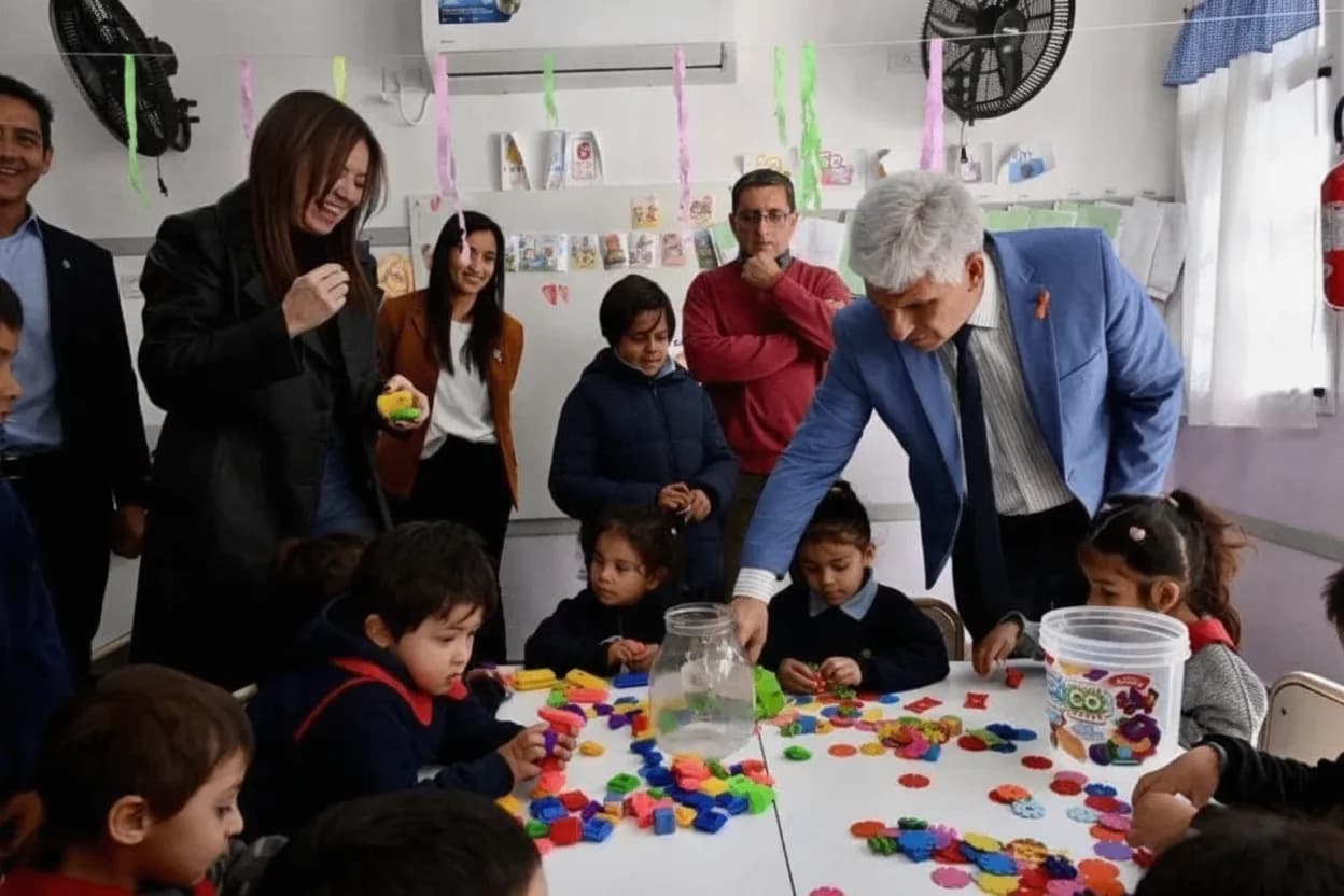 El gobernador Claudio Poggi y la ministra de Capital Humano de la Nación, Sandra Pettovello en la Escuela “General José de San Martín”.