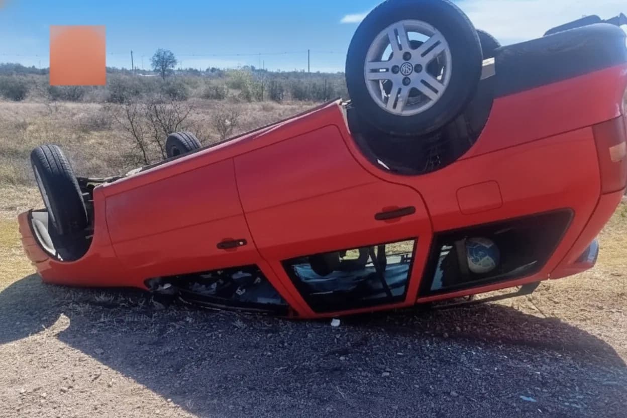Una mujer volcó con su hijo de 9 años en la Autopista de las Serranías Puntanas: ambos resultaron ilesos.