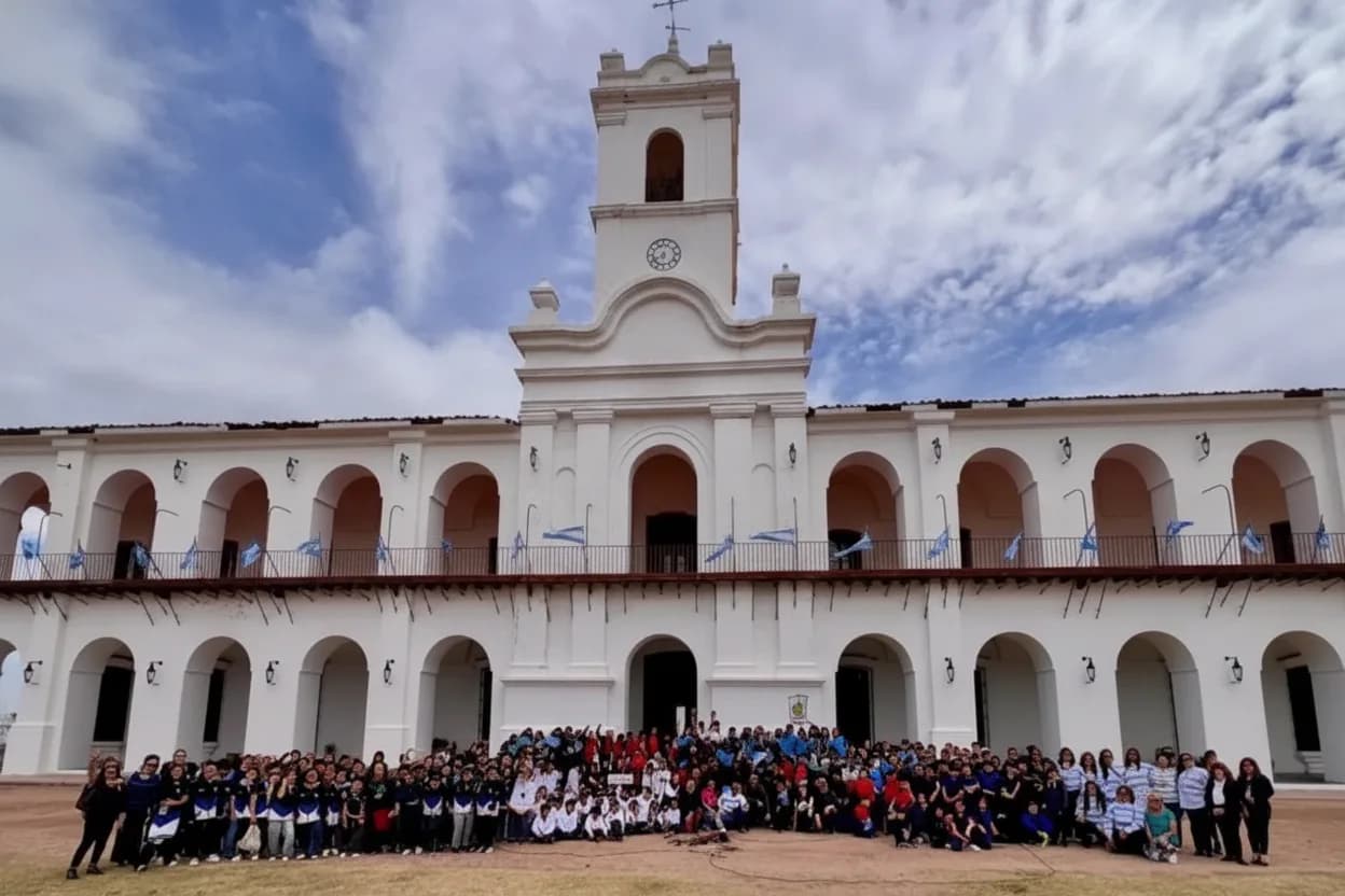 La explanada de la Réplica del Cabildo de 1810, en La Punta, se llenó de voces infantiles, instrumentos y canciones.