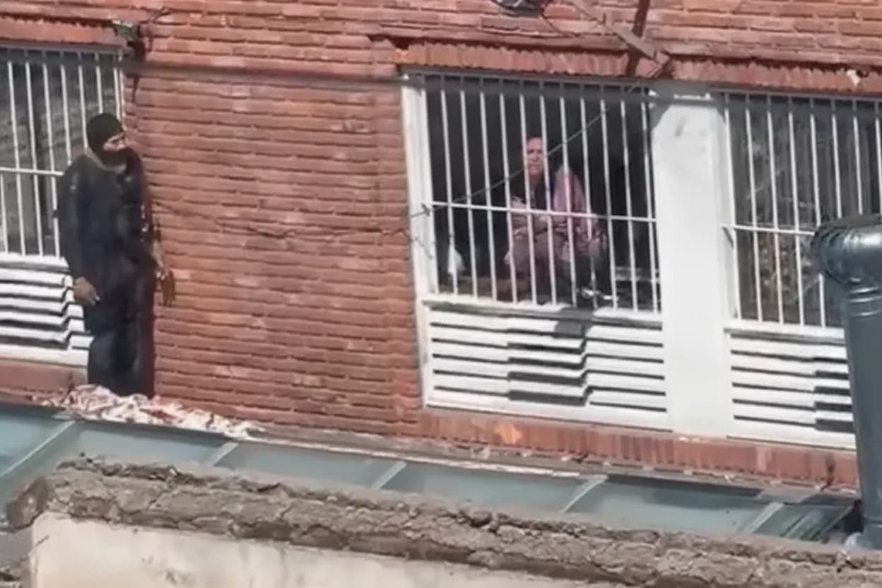 San Luis: una mujer provocó destrozos en la habitación de un hotel y terminó hospitalizada.