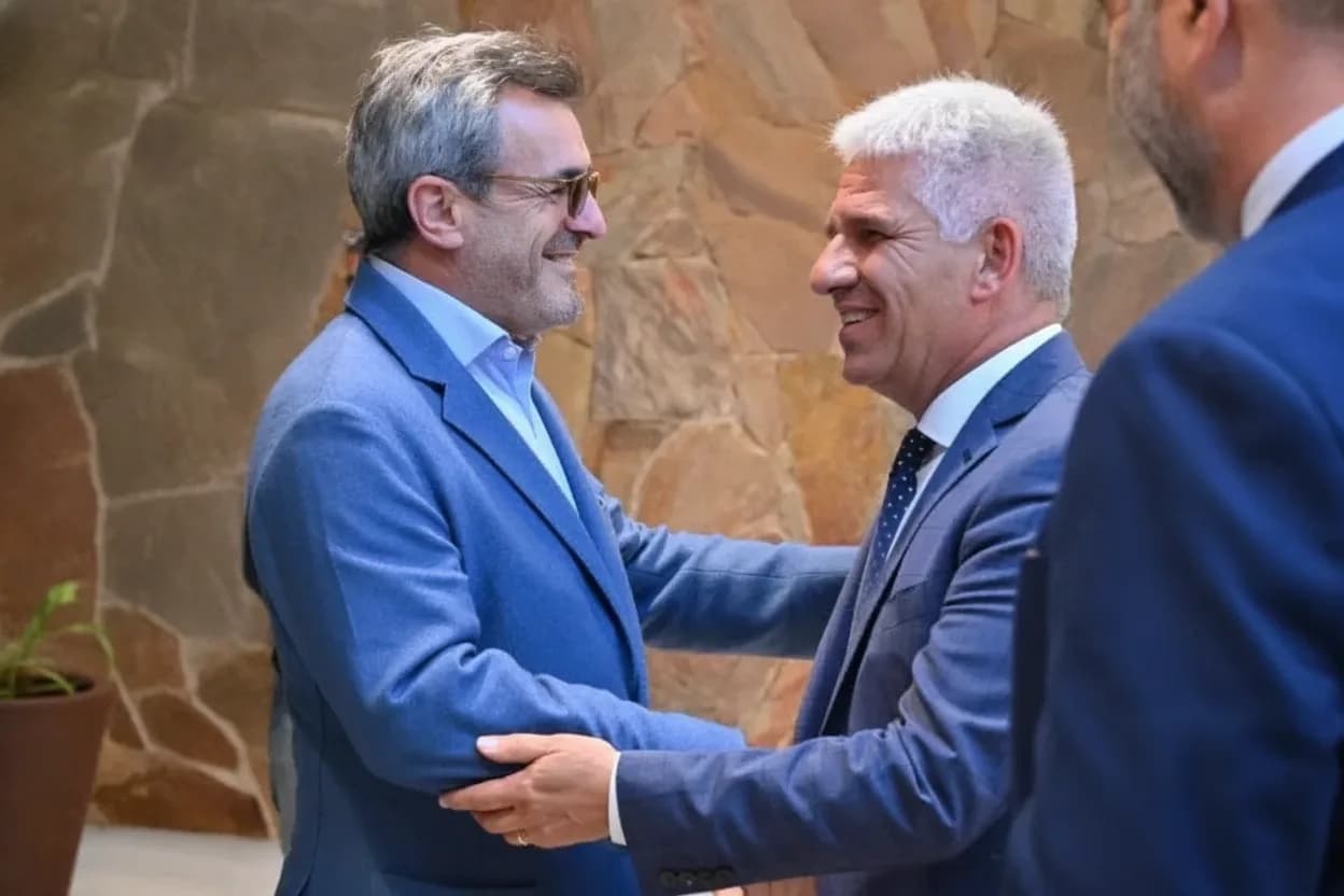 El gobernador Claudio Poggi junto al presidente de la Unión Industrial Argentina (UIA), Martín Rappallini.