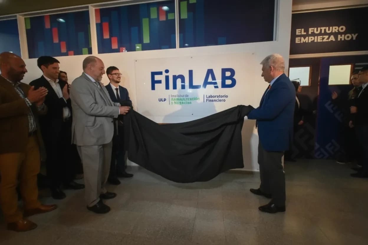 El gobernador Claudio Poggi asistió a la inauguración del Laboratorio Financiero FinLAB.
