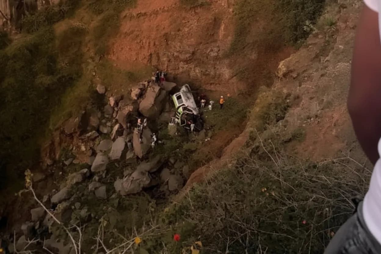 Imagen del autobús en el que murieron al menos 25 personas, en su mayoría niños y adolescentes, en el fondo de un profundo barranco en la isla de Fogo, Cabo Verde.