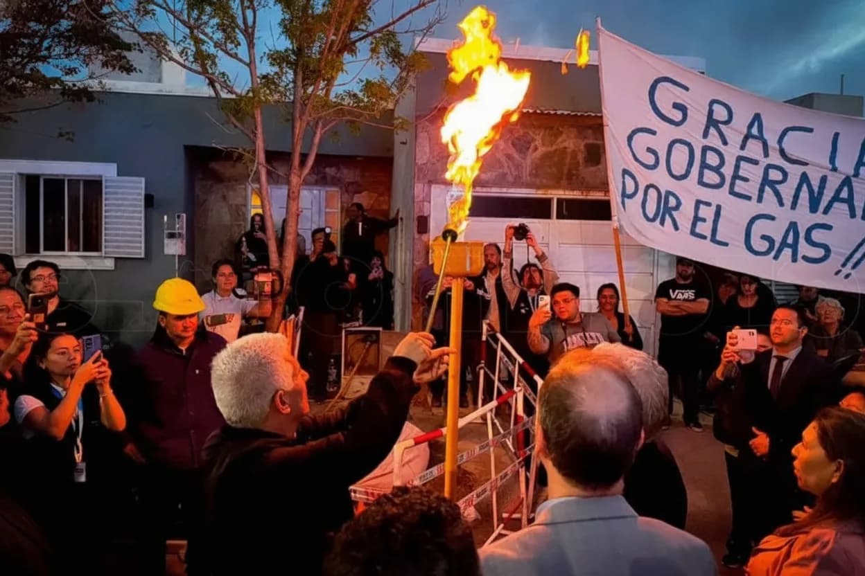 El acto de inauguración de red de gas natural para los barrios 74 y 600 Viviendas de La Punta.
