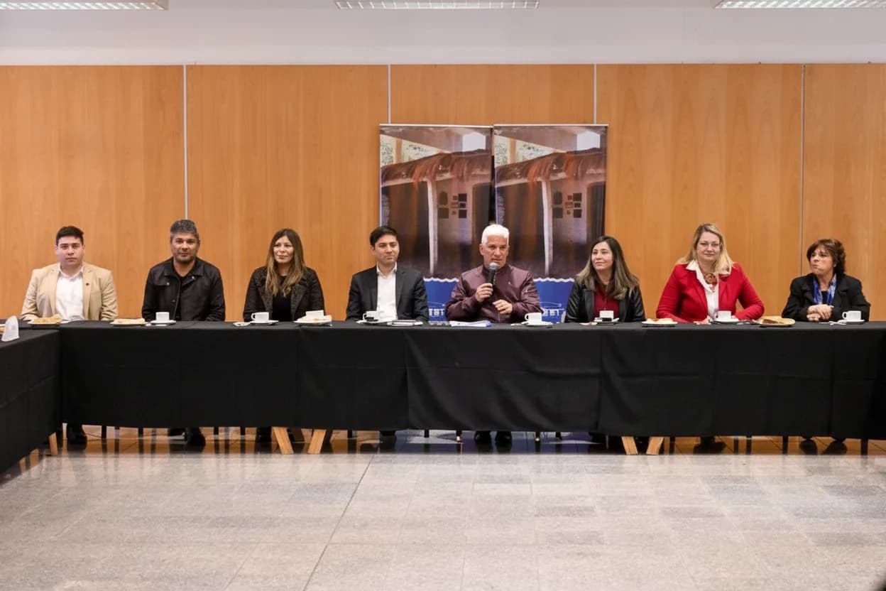 Poggi compartió un desayuno con los estudiantes que disputarán la final de Omega en Entre Ríos.