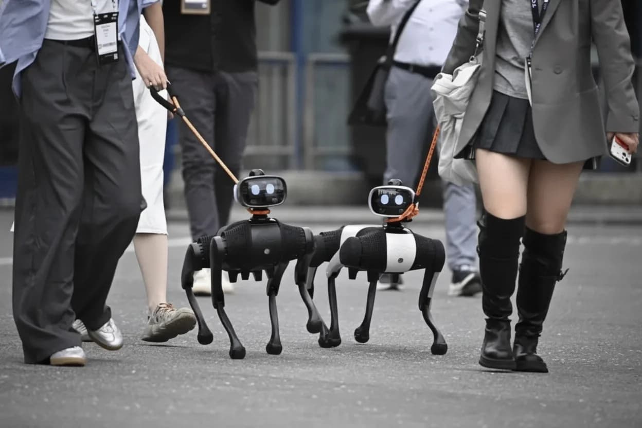 Personas caminan junto a perros robot durante la inauguración de la feria internacional IFA 2026, dedicada a la electrónica de consumo y los electrodomésticos, en Berlín.