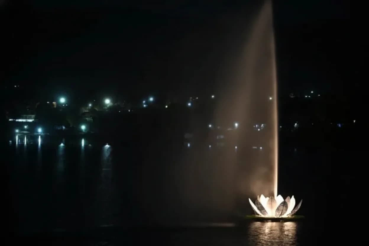 Presentación de la fuente flotante como nuevo atractivo turístico.