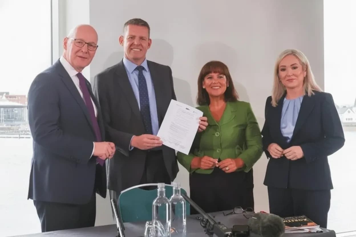 (i-d) El ministro principal de Escocia, John Swinney; el ministro principal de Gales, Rhun ap Iorweth; la presidenta del Sinn Féin, Mary Lou McDonald; y la vicepresidenta del Sinn Féin y ministra principal del norte de Irlanda, Michelle O'Neill, este lunes en Cardiff. EFE/EPA/Jon Rowley