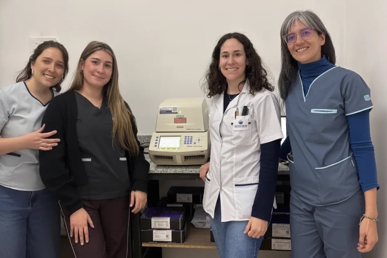Profesionales de la Maternidad recibiendo el nuevo equipamiento.