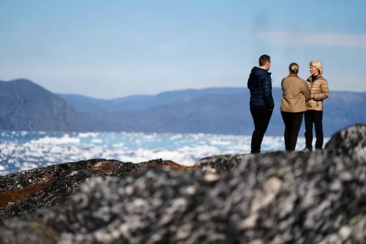 La primera ministra danesa Mette Frederiksen, el líder del gobierno groenlandés Jens-Frederik Nielsen y la presidenta de la Comisión Europea, Ursula von der Leyen, visitan Qoornoq, Groenlandia.