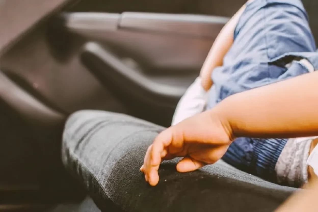 La niña de siete años estuvo en el auto durante tres horas.