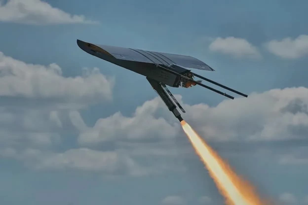 Un dron de ataque de largo alcance ucraniano FP-1 es lanzado en una misión para atacar objetivos rusos en lo profundo de su territorio, en un lugar no revelado de Ucrania.