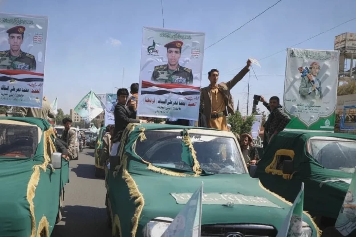 Camionetas participan en una masiva procesión funeraria por funcionarios hutíes y otros militares en Saná, Yemen, el 16 de septiembre de 2026.