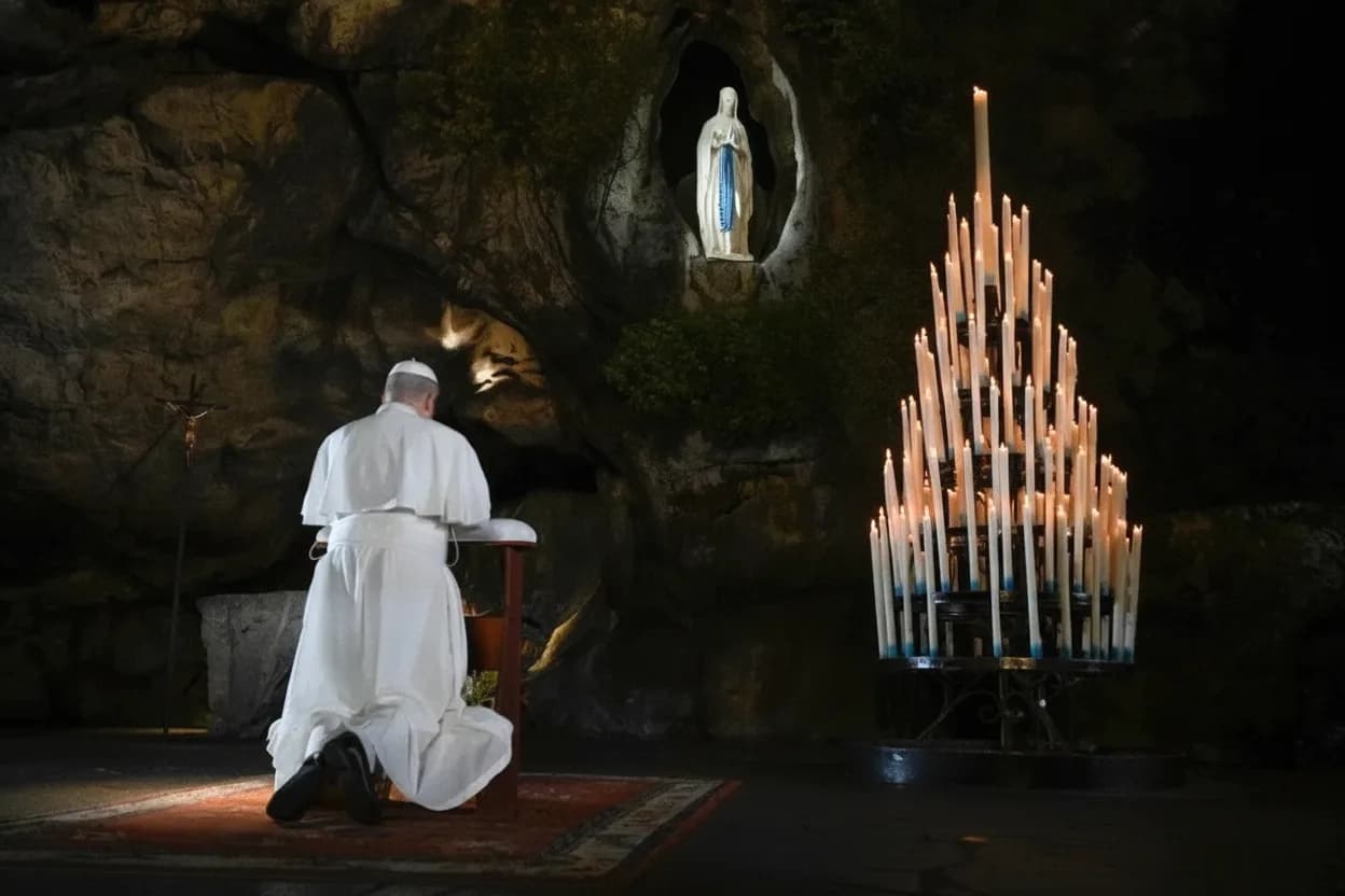 En esta imagen publicada por Vatican Media, el papa León XIV reza en la Cueva de las Apariciones de Massabielle, en Lourdes, Francia, el sábado 26 de septiembre de 2026.