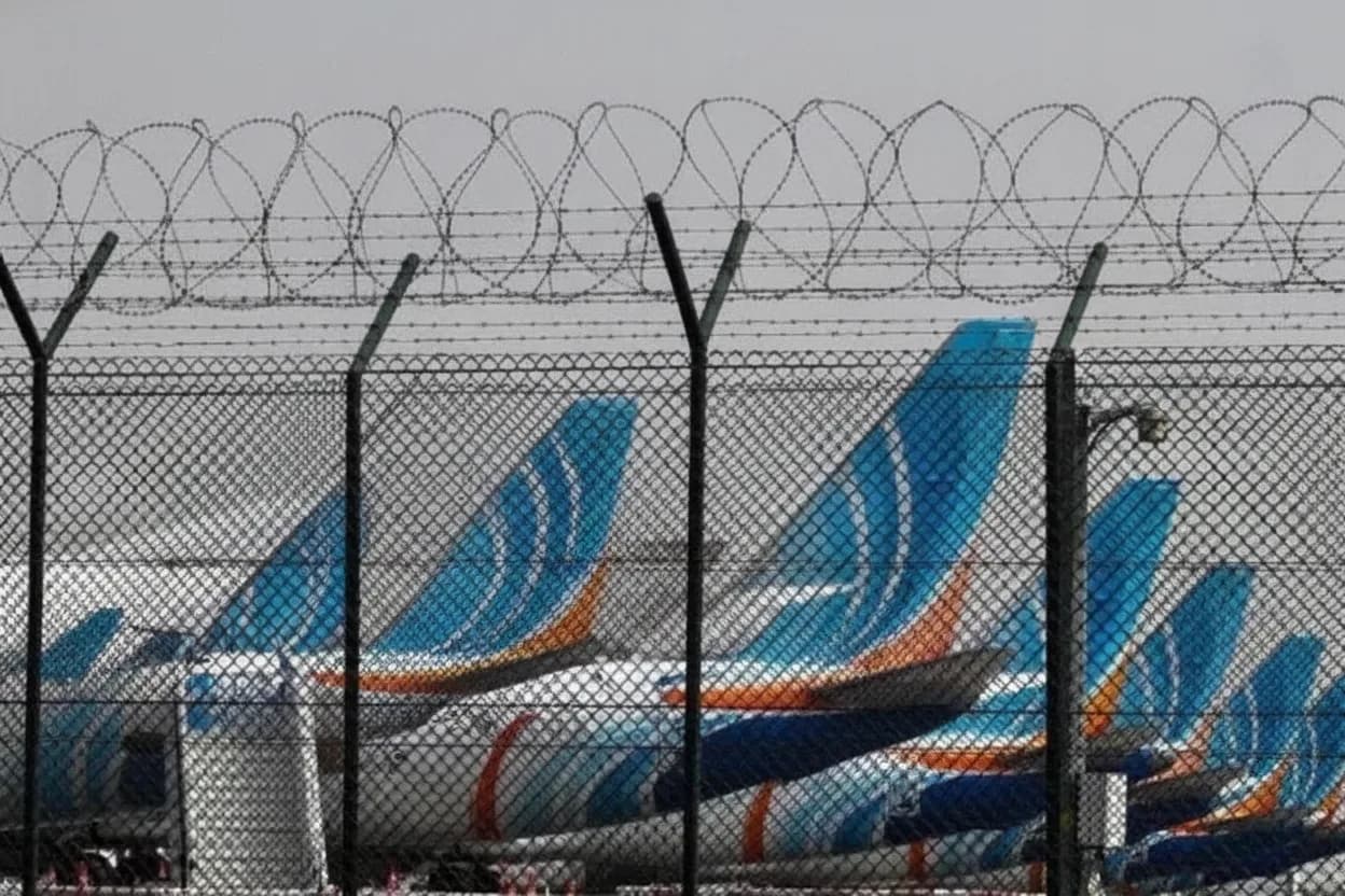 Aviones de la aerolínea FlyDubai están estacionados en la pista del Aeropuerto Internacional de Dubai el 2 de marzo de 2026.