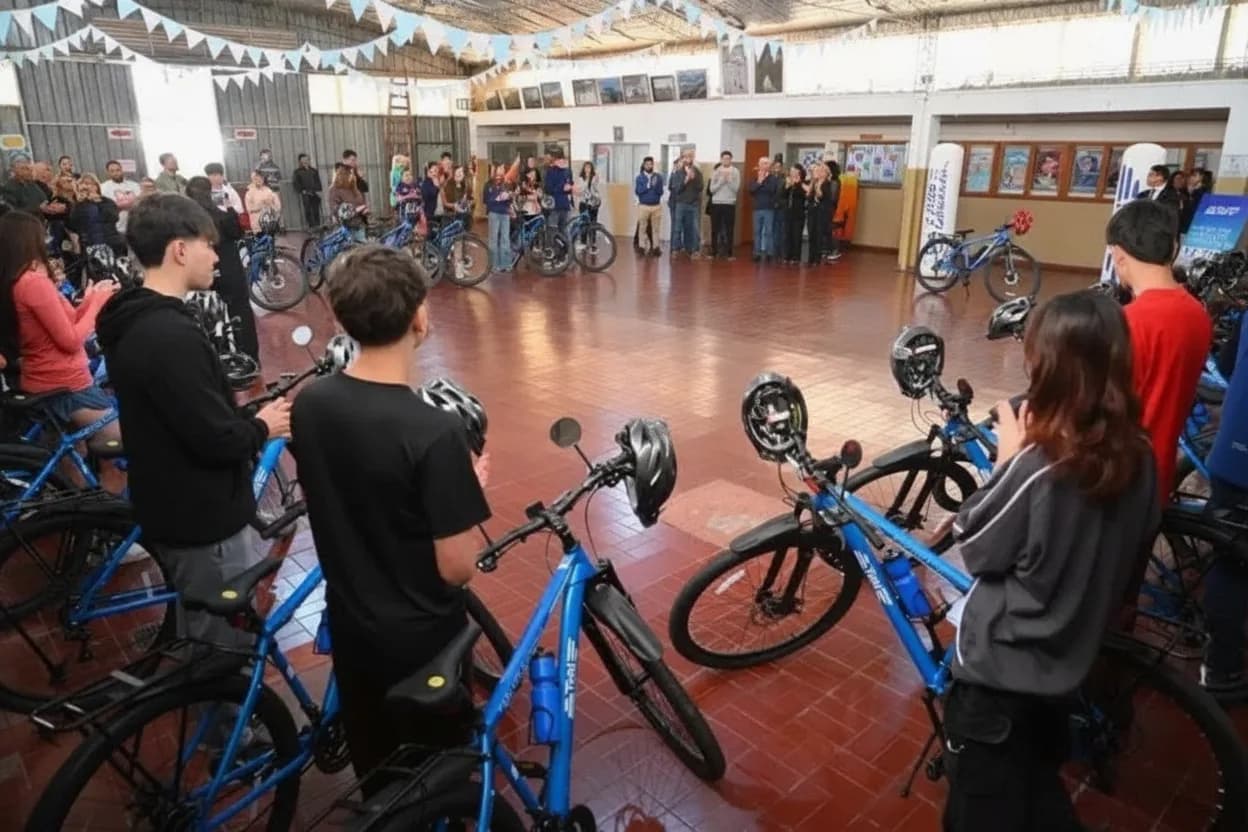 El gobernador Claudio Poggi entregó bicicletas TuBis a alumnos del Instituto San Agustín.