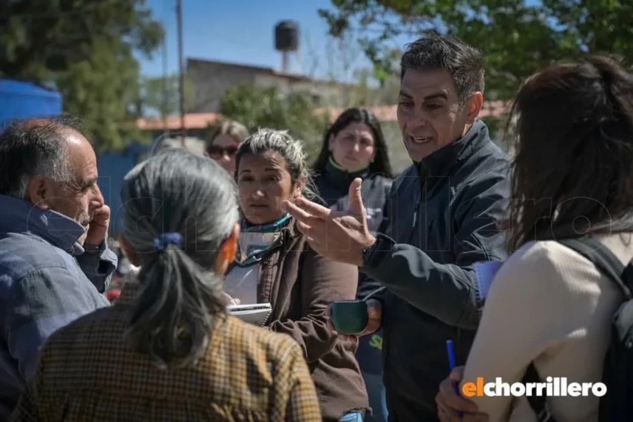 Intendente Gastón Hissa junto a vecinos.