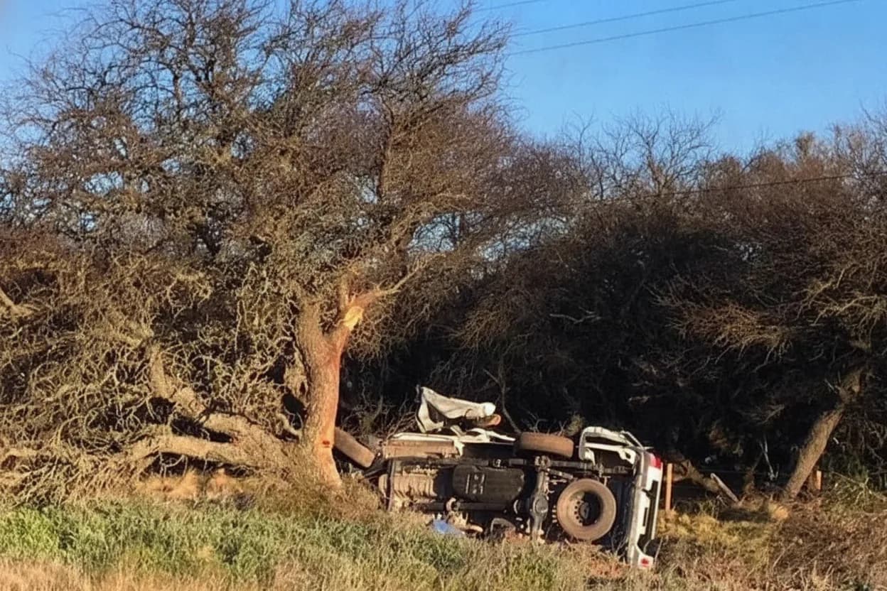 Fatal accidente en La Pampa: un conductor puntano falleció tras colisionar con un camión y volcar