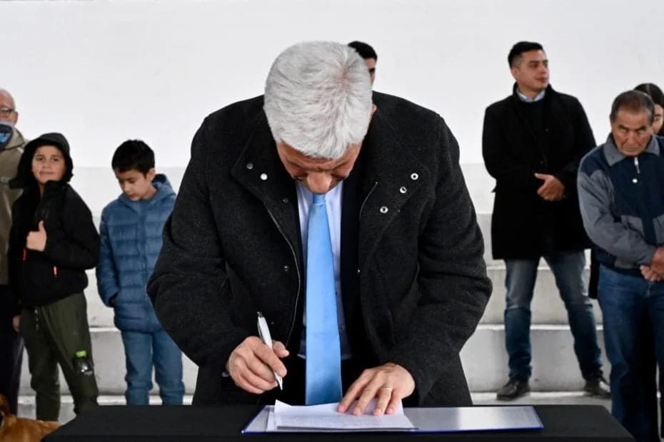 El gobernador Claudio Poggi firmó la adjudicación de una pasarela peatonal sobre la ruta provincial N°9.