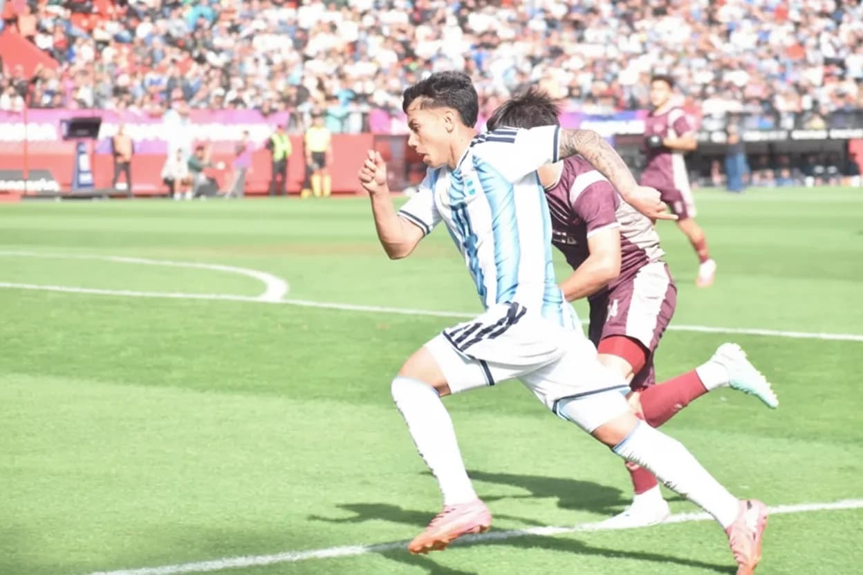 Facundo Jainikoski encara por izquierda en la clasificación argentina a semifinales.