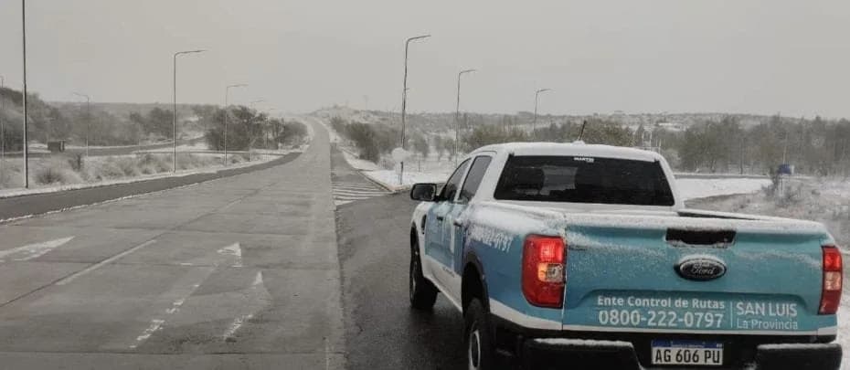 El Ente Control de Rutas recomendó circular con precaución por la nieve.