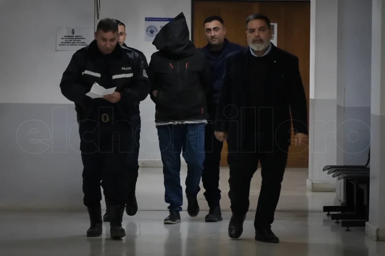 Roque Lucero junto a su abogado defensor, Héctor Zavala Agüero.
