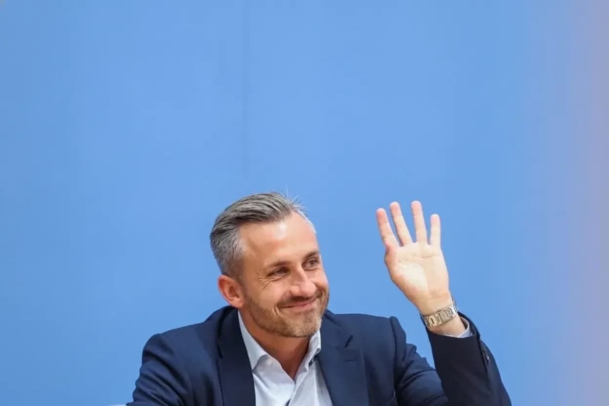 El candidato para Alternativa para Alemania, AfD, saluda a los medios un día después de las elecciones en Sajonia-Anhalten, en una rueda de prensa en Berlín el 7 de septiembre de 2026.