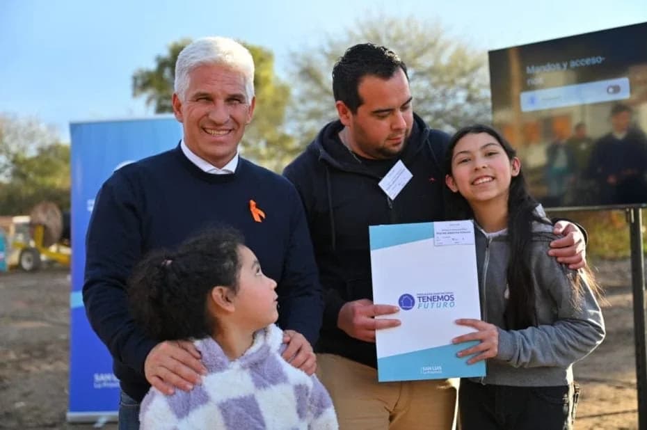 Poggi anunció que ocho familias de Merlo recibirán su casa antes de Navidad.
